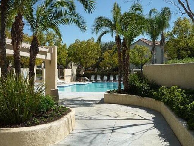 Building Photo - Beautiful 2-Bedroom Lower-Unit Condo in Sienna Villas of Valencia!