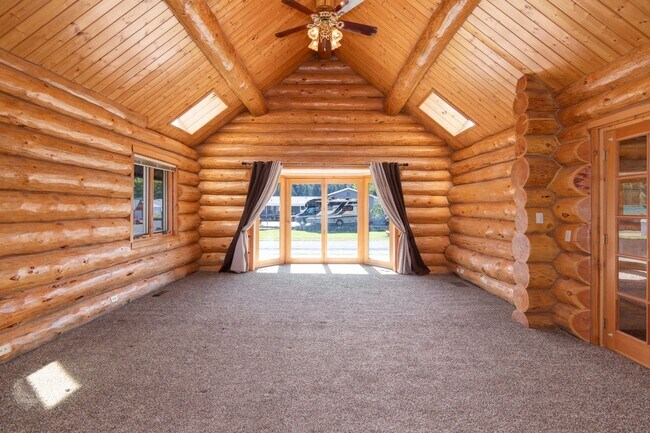 Building Photo - Luxury secondary Lake Property offering 3 beds 2.5 baths and bonus space