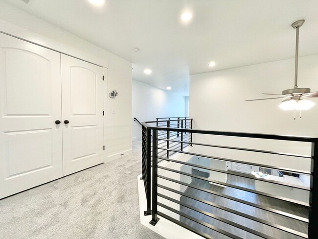 Building Photo - Modern Townhome at Mountain Ridge!