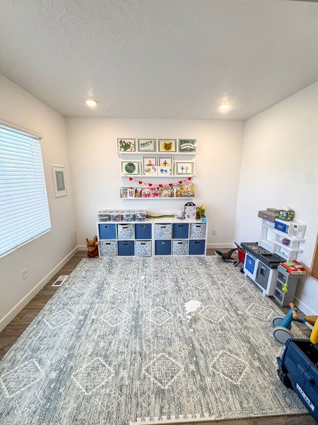 Building Photo - Modern 4 Bed 3.5 Bath Home in Syracuse | Bonus Room + Fenced Yard + 86” TV Included