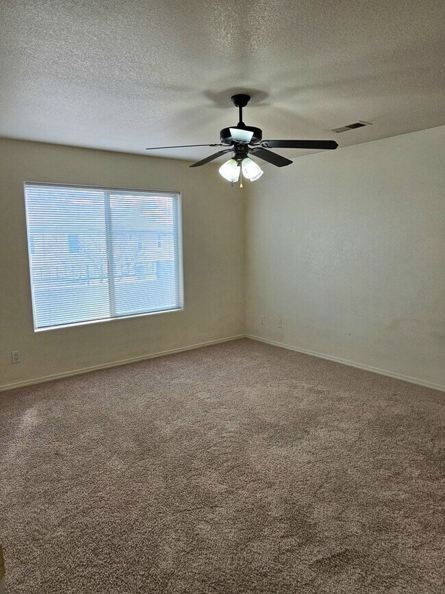 Building Photo - Gated Community available NOW!