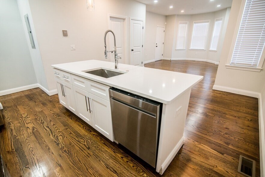 Building Photo - 757 Washington St