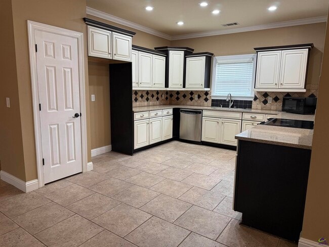 Building Photo - 104 Montview Way