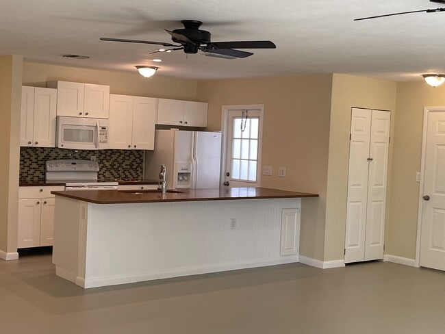 Building Photo - 6185 Deming Ave