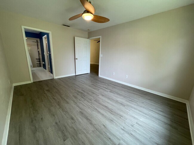 Building Photo - ANNUAL RENTAL - 2ND FLOOR LAKE VIEW 2 BED ...