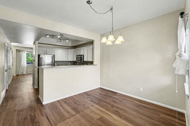 Building Photo - Bright Littleton Townhome with Vaulted Ceilings & Fireplace