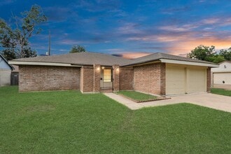 Building Photo - 13610 Piney Oaks Dr