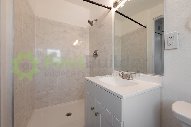 Building Photo - PERFECT HOME FOR STUDENTS OR PROFESSORS IN THE UNM AREA!!