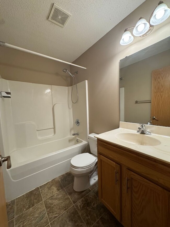 Building Photo - Townhome SW Rochester Mn 2 bedroom 2 bath ...