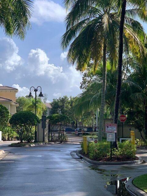 Building Photo - 1700 Crestwood Ct S