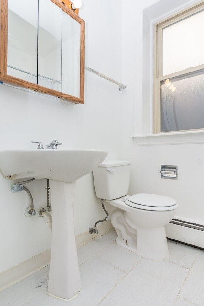 Building Photo - 2 bedroom in Chicago IL 60649