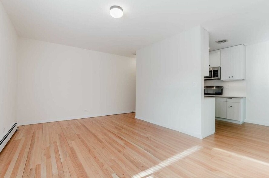 Building Photo - 424 W Oakdale Ave