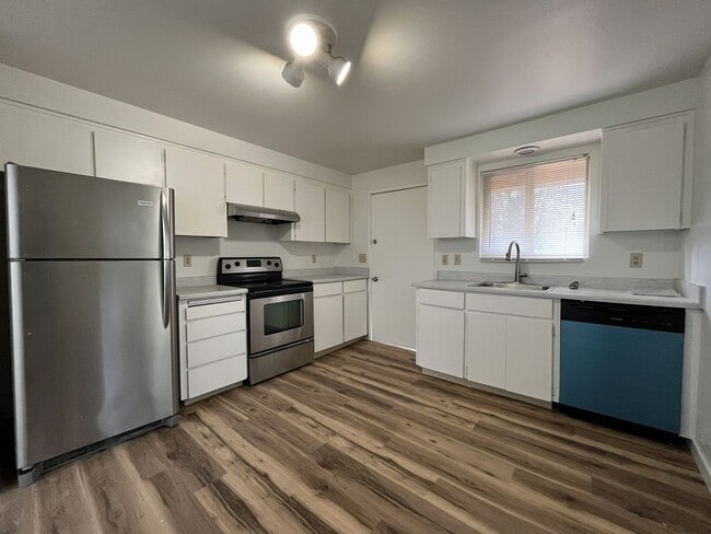 Building Photo - Spacious 3-Bedroom Home in Prime highly sought-after West Linn community