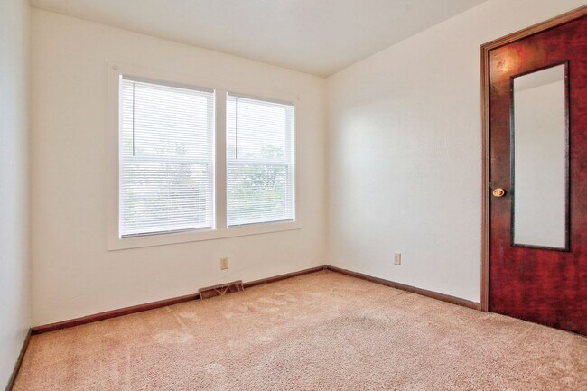 Building Photo - Private & Cozy Duplex In Prime Holland Loc...