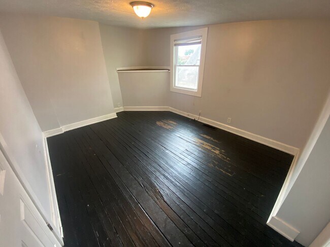 Building Photo - Great 5 bed/2 bath Mins. from UC Campus fo...