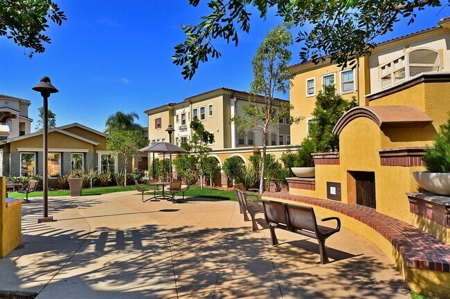 Building Photo - Stunning 2 Bedroom/2.5 Bath Townhouse
