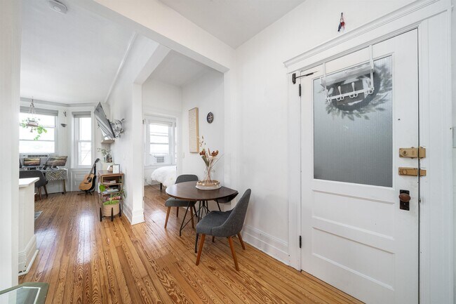 Building Photo - 27 Thorne St