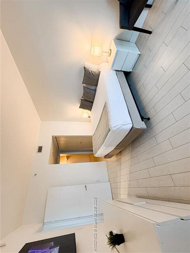 Building Photo - 2600 E Hallandale Beach Blvd