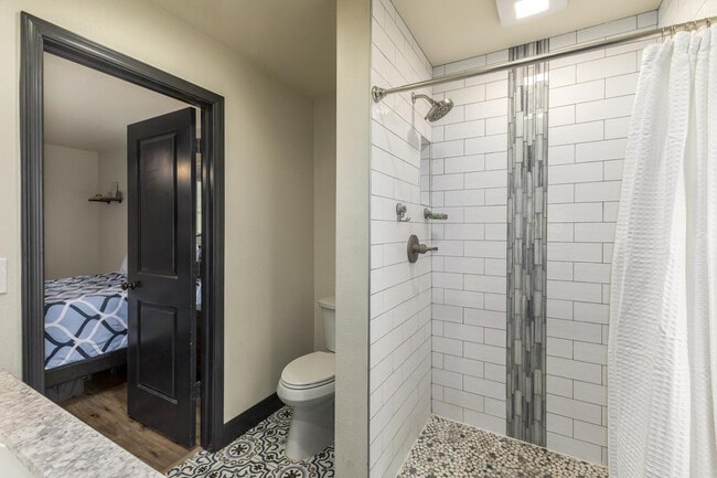 Building Photo - 617 E Ellis Dr