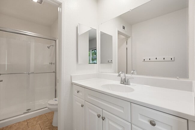 Building Photo - Updated Townhome in El Camino Club Estates!