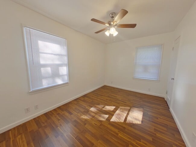 Building Photo - 827 S Crestway St