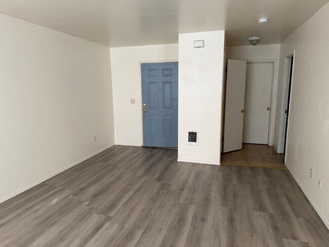 Building Photo - 5351 Poplar St