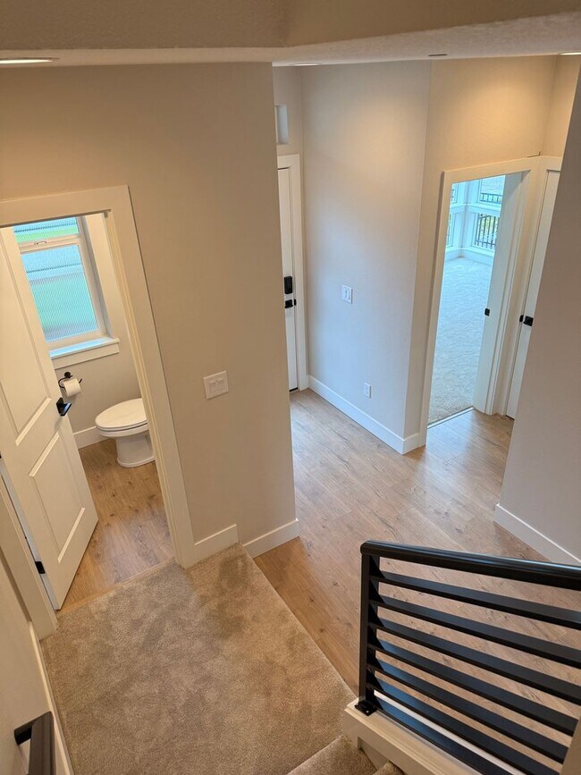 Building Photo - Gorgeous 3 Bedroom with Loft and Bonus Room! High Ceilings! Pantry! Keyless Entry! Double Oven & ...