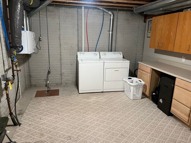 Building Photo - Great family home next door to Edwards Elementary in west Ames-4 bedroom 3 1/2 baths, 2 car garag...