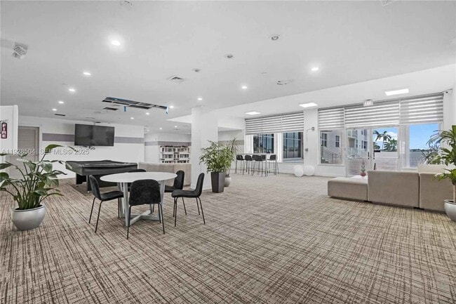 Building Photo - 10350 W Bay Harbor Dr