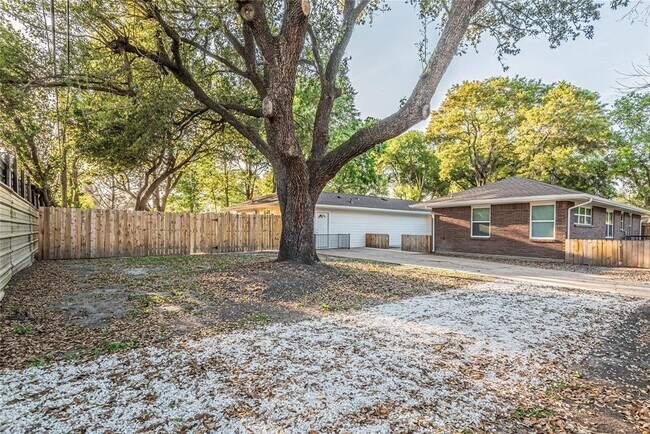 Building Photo - 6003 De Moss Dr