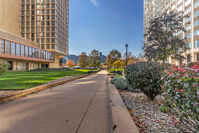 Building Photo - 320 Fort Duquesne Blvd