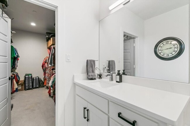 Building Photo - 809 Meadowbend Loop S