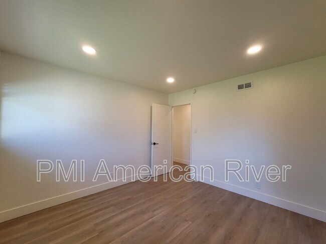 Building Photo - 2462 Town Cir