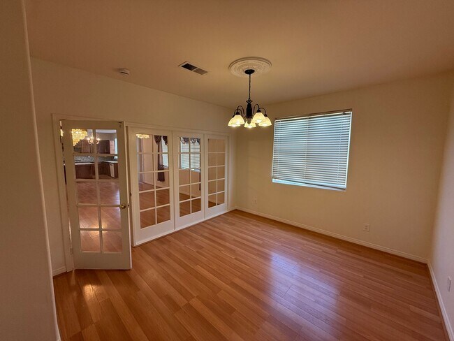 Building Photo - Spacious Single Family Home in Bakersfield...