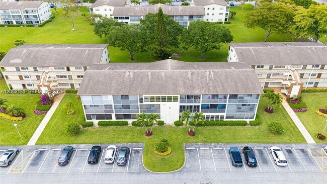 Building Photo - 559 Mansfield M