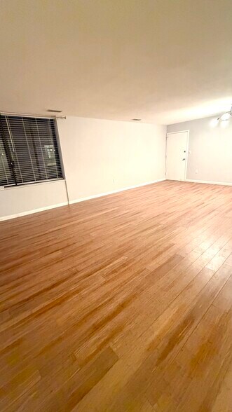 Building Photo - 1004 Paradise Rd