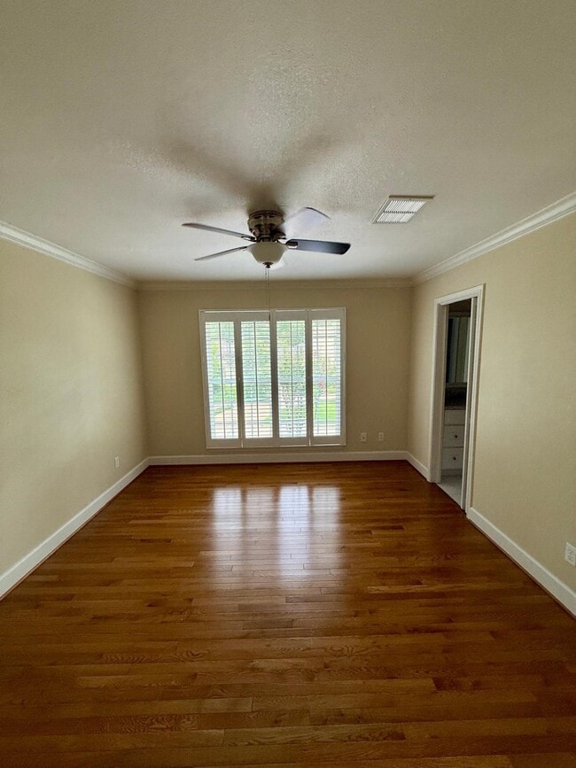 Building Photo - 201 Vanderpool Ln