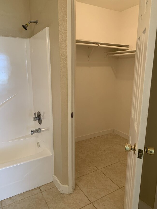 Building Photo - Newly refreshed spacious 2bedrooms,2 baths duplex in Eagle Lake, TX.