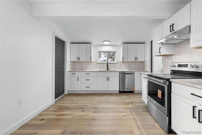 Building Photo - 1445 N Seymour Rd