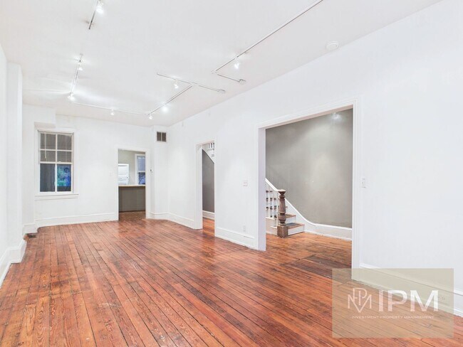 Building Photo - Beautiful 3 Bedroom, 1 Bath Colonial Home ...