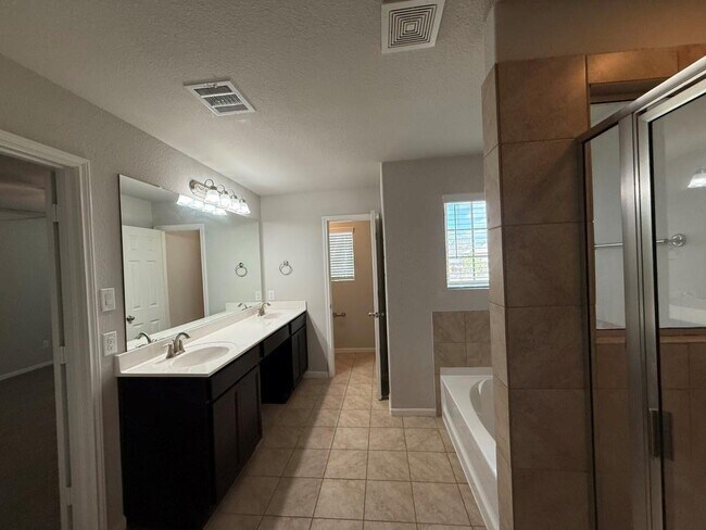 Building Photo - 105 Camelot Pl Ct