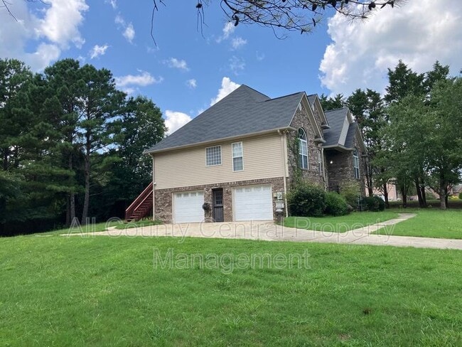 Building Photo - 710 Small Lake Dr