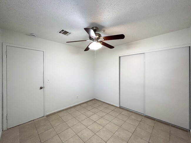 Building Photo - AVAILABLE NOW!! 2 Bedroom 2 Bath Apartment...