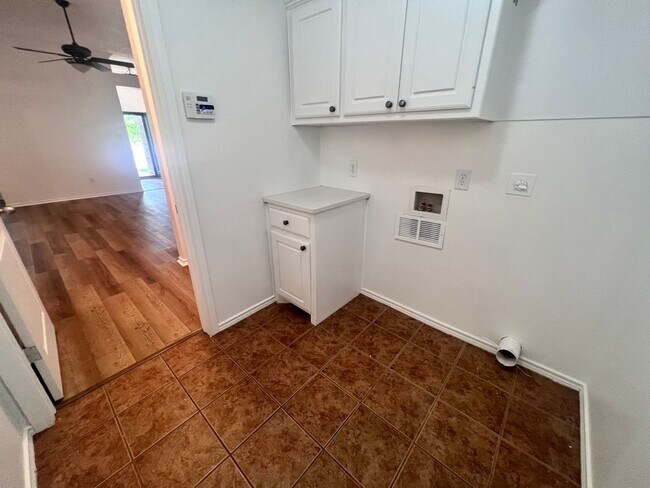 Building Photo - Lakewood Estates Beauty!