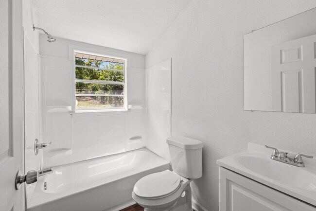 Building Photo - Charming 2 Bedroom, 2 Bathroom house