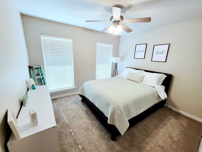 Building Photo - FULLY FURNISHED! Stunning 3/2/2