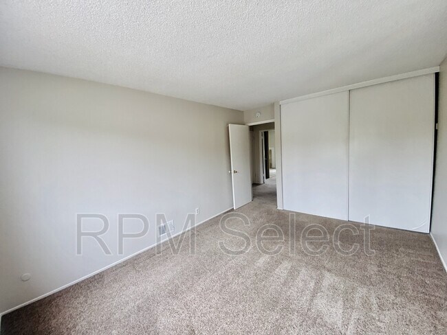 Building Photo - 2204 Lupine Rd