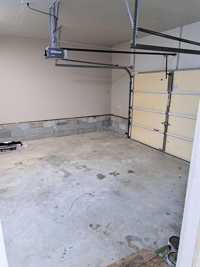 Building Photo - 1908 Joslyn Dr