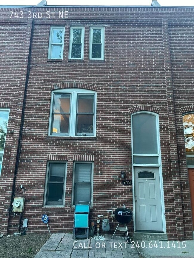 Building Photo - 743 3rd St NE