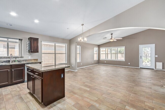 Building Photo - GORGEOUS home in the highly desired Arrowh...